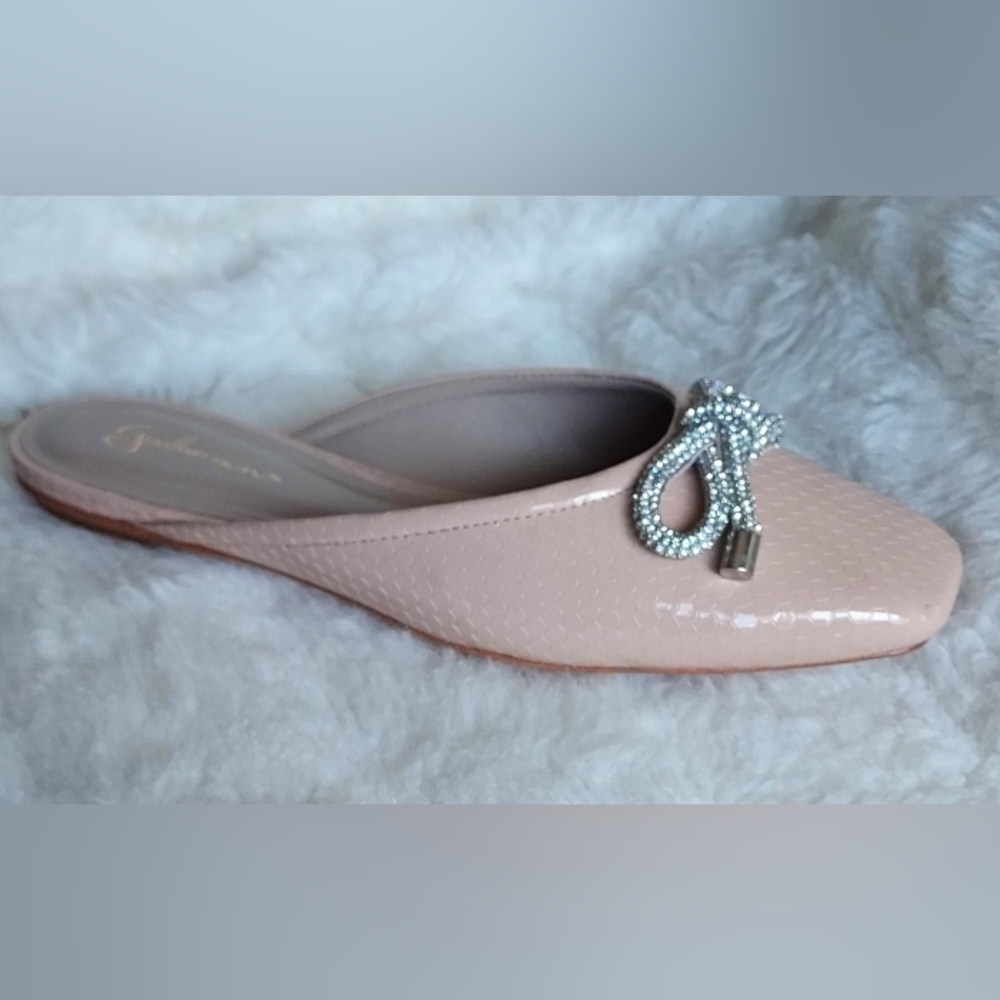 Guilhermina size 8m being ballet slip on flats